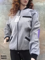 Chamarra Clase Gris, bolsas al frente, parches lila